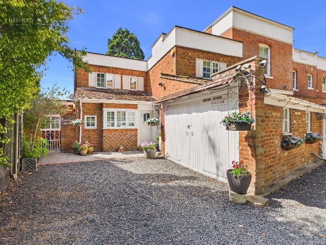 Ruxbury Cottage St Anns Hill Road, St Anns Hill Road, KT16 9NL
